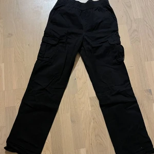Cargo pants  - Svarta cargo pants i fint skick 