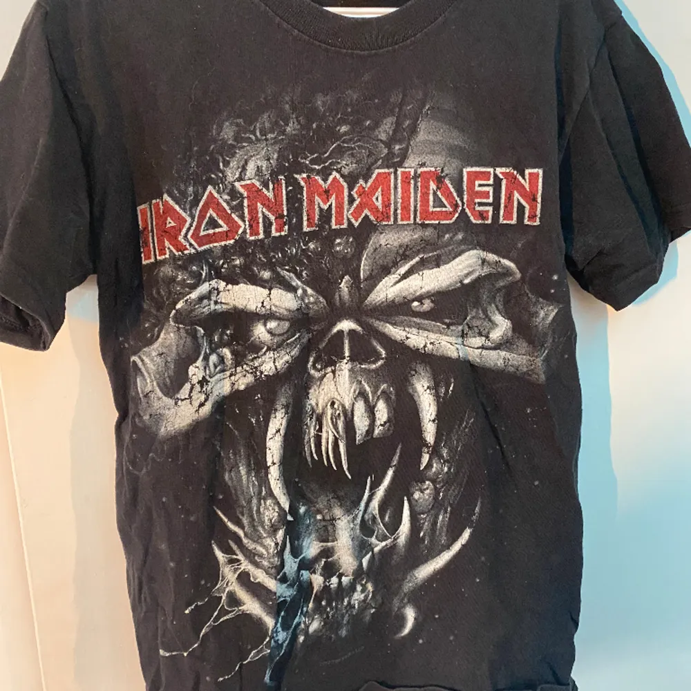 Iron maiden t-shirt i bra skick. T-shirts.