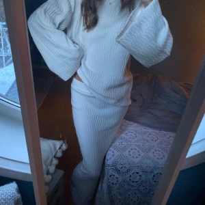 Stickat sett  - Stickad kjol och tröja🤍🤍 Storleken som står i plaggen är S/M