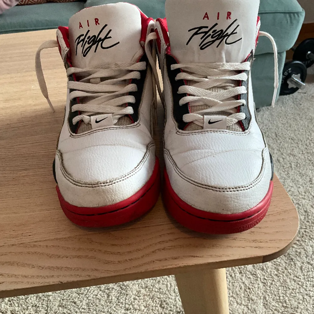 Säljer mina Jordan 3 skicket är okej säljer dom för att dom är för små. Skor.