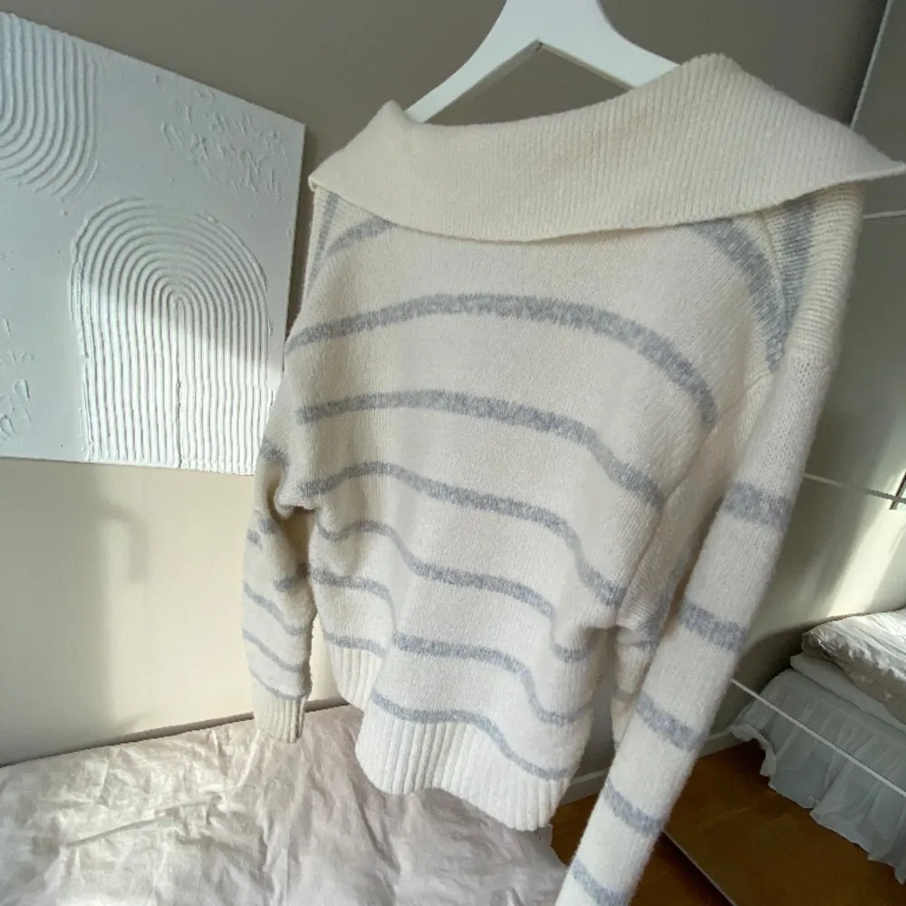 Superfin stickad tröja från Gina Tricot. Grå och vitrandig. Passar storlek xxs-s. Tröjor & Koftor.