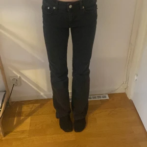  Svarta flare jeans - Superbra skick, använt bara några få gånger, alla knappar funkar bra, ganska lågmidjade