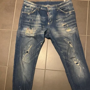 Dsquared2 jeans  - Dsquared2 jeans. Osäker på äkthet, fått i present så inget kvitto. Storlek 52. 