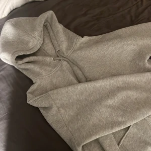 Hoodie - Jätte fin grå hoodie som inte kommer till användning längre. Jätte fint skick, inga fläckar, hål och inte nopprig! Köpte på bikbok för 399kr💕