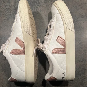 Veja skor rosa - Säljer mina veja skor i storlek 39, de är i bra skick, nypris 1799, säljer för 1000, pris kan absolut diskuteras💞💞