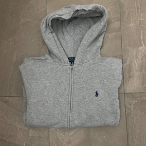 Ralph Lauren zip - Tjena! Säljer nu denna riktigt snygga Ralph Lauren zip hoodie för endast 499. ||Storlek L i barn size men sitter ungefär som xs|| skick:9/10|| nypris:1500-2000 vårt pris:499kr|| Modellen på bilden är 180, hör gärna av er vid funderingar. Mvh😊 