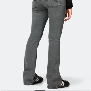 Jeans  - Säljer nu mina junkyard jeans då de inte passar längre. Jeansen är mörkgråa med coolt mönster på fickorna. Jag är 165 och byxorna är lite låna för mig. Nypris är 500 kr men pris kan diskuteras💞hör av er om ni vill ha fler bilder på byxorna 