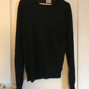 E-bound tröja  - Tjoo, säljer denna extremt sköna sweatshirten till ett kanon pris den är tunn och utmärkt att ha en stilig pike under till sommaren!💸Hör av dig vid funderingar!