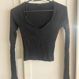 Säljer denna superfina och sköna ribbade tröjan från Gina tricot. Storlek XXS. Använd ett fåtal gånger.