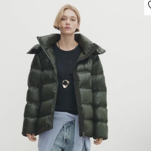 Massimo dutti mörkgrön jacka - Hej! Säljer nu min populära jacka från Massimo dutti i färgen mörkgrön. Jackan är bara använd ett fåtal gånger och fortfarande i bra skick! Hör av er vid flera frågor och intresse💞