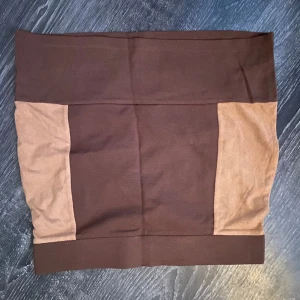 Kjol - Kjol (uppochner på bilden) Brun med beige mockaimitation Oanvänd (endast provad)  Djurfritt rökfritt parfymfritt 