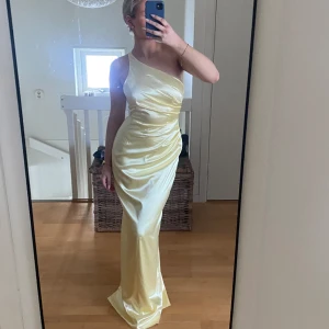 Gul balklänning  - Gul balklänning köpt från Nicole Falcianis kollektion med Bubbleroom (finns ej kvar). Den har tyvärr aldrig kommit till användning💕 Nyskick eftersom den aldrig använts🤗