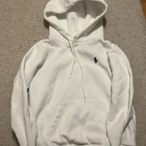 Ralph lauren hoodie - Lägger upp igen💕Bra skick, lite liten i storlek💗💗 använd gärna ”köp nu”💗 nypris är över 1200kr