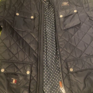 Daytona Quilted Blue Morris Jacka  - En gammal jacka från Morris som inte säljs längre. Jackan fick jag av min pappa som inte passa mig längre den är i väldig bra skick inga skador än så länge. Priset kan diskuteras en helt ny ligger runt 2200kr.