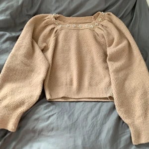 Söt tröja - En väldigt mysig och söt ljusrosa tröja med detaljer på. Bra skick. Stl S💘 nypris 230, mitt pris 60