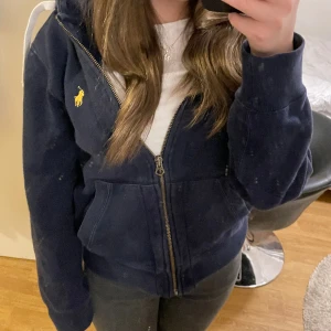Mörkblå ralph lauren zip - Så snygg mörkblå ralph lauren zip up i strl S 💞 Bara spegeln som är smutsig och inte tröjan 💞