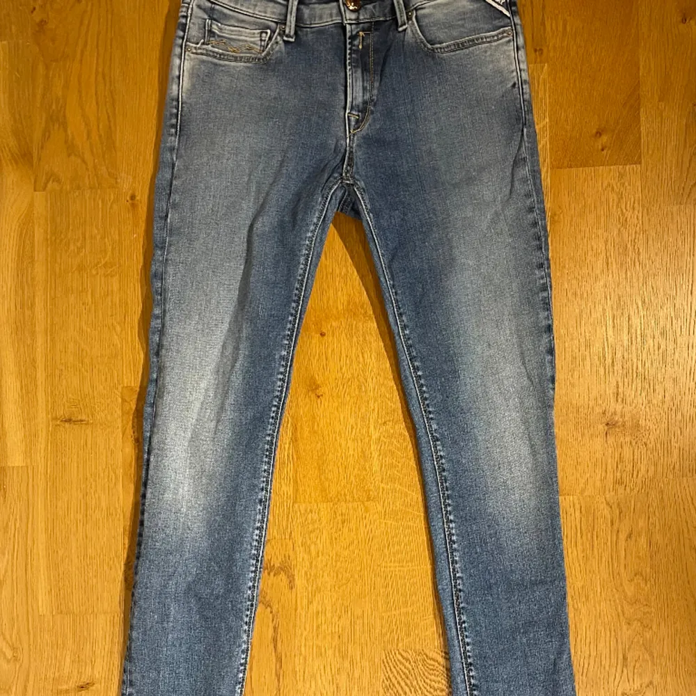 Tvärfeta Replay jeans i storlek 28/30. Nästan helt nya i perfekt skick, utan defekter eller slitage. Hör gärna av dig vid frågor och funderingar!. Jeans & Byxor.