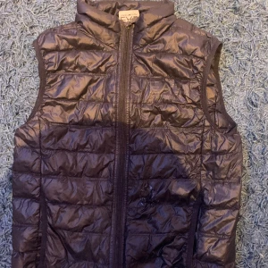 Armani väst - Västen är 2/10 i betyg de är ett jätte litet hål i ryggen kan skicka bild om ni vill se de är ett ganska stort hål i fronten som man ser på bilder de är därför jag säljer den så biligt 