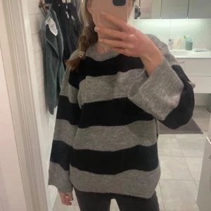 Stickad tröja  - Stickad tröja från lager 157. Knappt använd, fint skick 