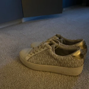 Skor - Säljer dessa suuupersnygga skorna. Beiga Michael Kors skor med guldiga detalier. Storlek 38 ✨😍🫶🏽✨