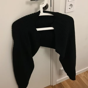 Kofta/tröja - säljer denna, använder inte mer. Den är använd kankse 2 gånger men är i en ny skick 
