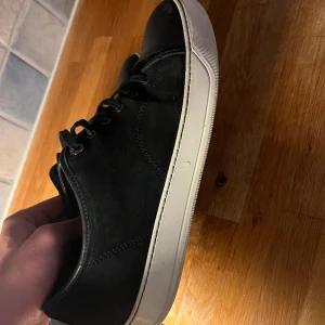 Lanvin sneakers - Riktigt fräscha och stilrena sneakers inför våren! Skicket är riktigt bra så gott som nya, minimal defekt i ena hälen men inget som märks av vid användning. Storlek: uk10 Skicka 9/10  normal pris:4400  mitt pris:2400 