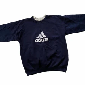 Adidas tjocktröja - Säljer denna adidas tjocktröja som inte längre kommer till användning. Den har en defekt på armen där sömmen gått upp, fråga bara om bild så skickar jag. Storleken vet jag tyvärr inte men gissar S