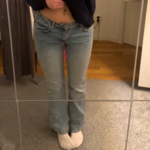 Low waist Jeans  - Ljusblå jeans från Ginatricot! Använda ett fåtal gånger + säljer pga att de ej kommer till användning! Barnstorlek 164 men passar mig som har 34/36 i vanliga fall och väldigt stretchigt material💗 