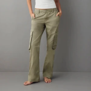 Low waist cargo byxor - Säljer dessa lågmidjade militärgröna cargobyxor i stl 38. Använt ca 2 gånger⭐️ Från gina tricot. Nypris 500kr, säljer för 200kr👏🏻 Hör av er om ni har frågor mm. 