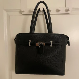 Väska - En lite mindre väska, i super skick. Köpte för 750kr men säljer billigt mot att man använder köp nu funktionen💞