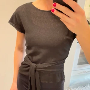 Blus från Zara - Oanvänd blus/topp från Zara med band som man kan knyta i midjan. Något genomskinlig 💓 Storlek S.