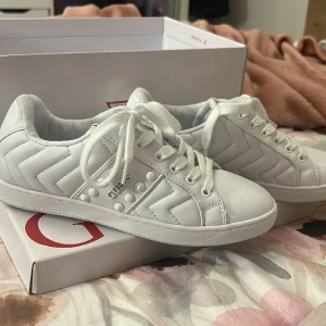 Helt nya guess skor  - Storlek 36 köpt i fel storlek, köpta för 900kr 