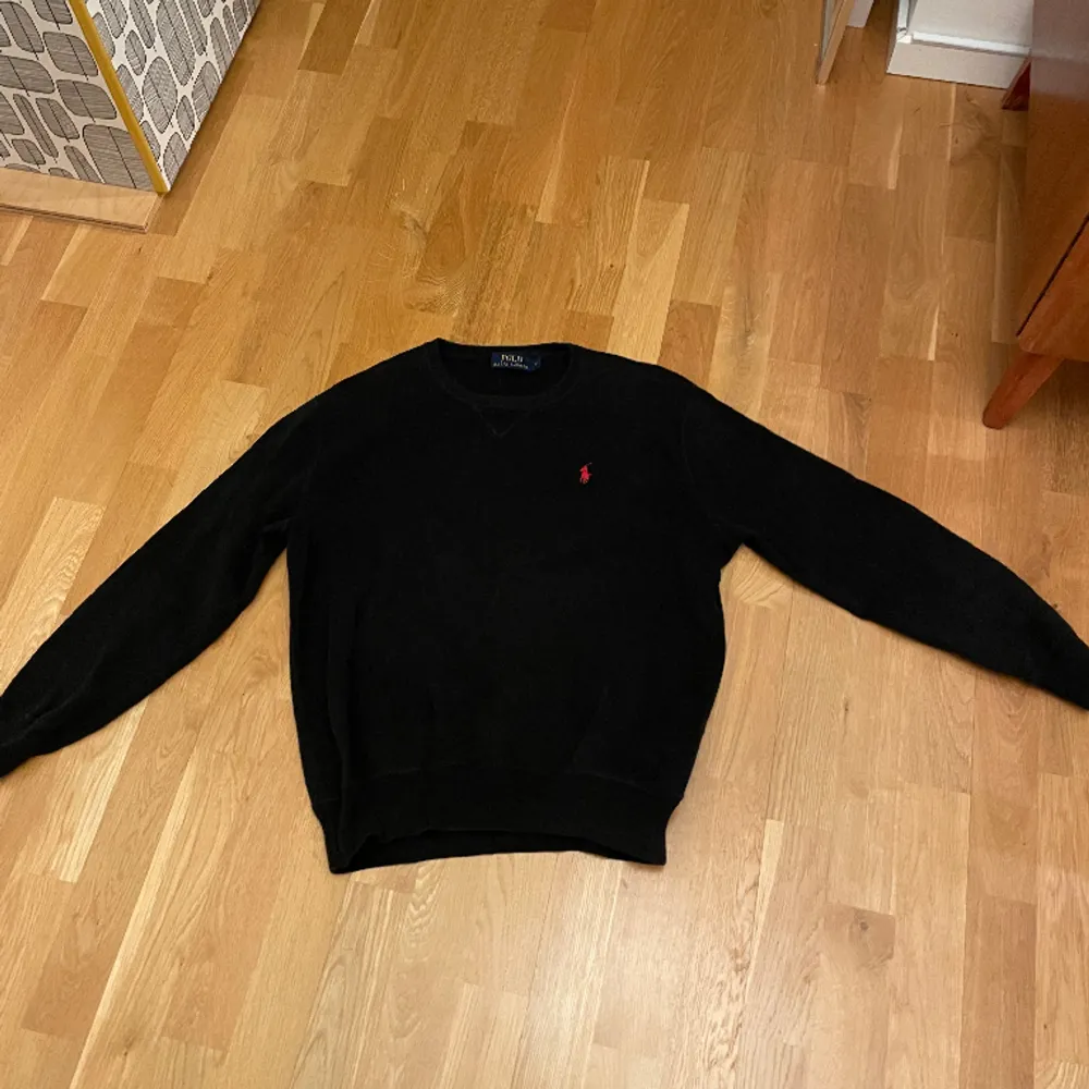 Mörkgrön Ralph lauren sweatshirt som är i okej skick. Lappen har låsnat i ena sidan annars inget direkt fel på den. . Stickat.