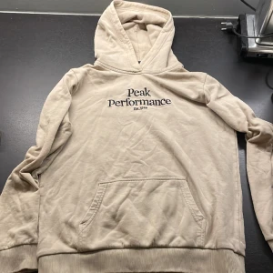 Peak performance hoodie - Beige peak performance hoodie Storlek 170cm Bra skick Köpt för 750kr, säljer den för 200kr 