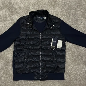 Ralph lauren cardigan  - Ooouff. Säljer nu den fetaste cardiganen på marknaden?  Denna Ralph lauren cardiganen är slutsåld överallt och finns här i sprillans nyskick förutom ett litet hål som knappt märks (kom privat för bild). Storlek M och tags finns. Kom privat för frågor