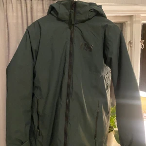 Helly Hansen jacka - En varm jacka från helly hansen. Väldigt fint skick. knappt andvänd. Köpt för ca 800-1000kr