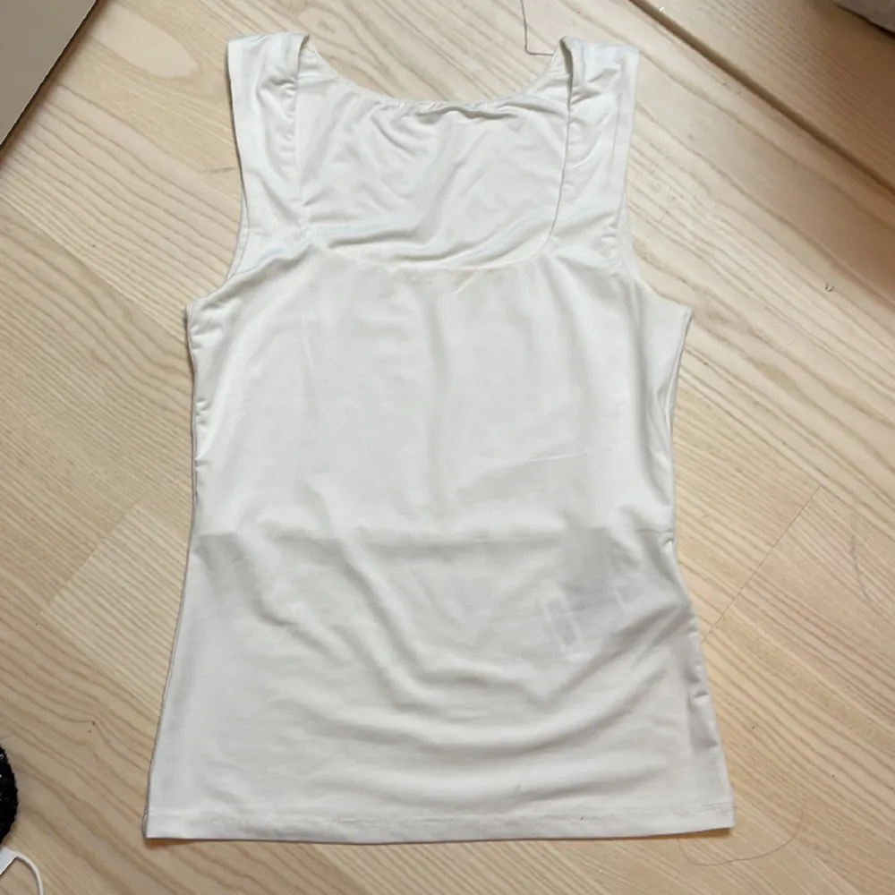 En fin vanlig vitt linne från Vera Moda. Linnea är i väldigt bra skicka, säljer pågrund av att jag redan har ett liknade🤍. Toppar.
