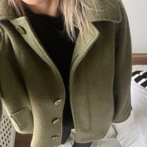 Jacka från COS - Jacka i superfin grön färg från COS.  Den har en avtagbar luva och passar perfekt till våren🩷 Nypris: 1850kr🩷