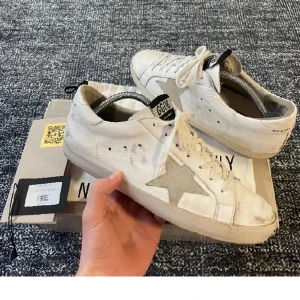Golden goose skor - Tja, säljer nu mina sjukt snygga golden goose skor i storlek 42 de sitter ofta 1 storlek stort de är i nästan nyskick. Skriv om ni har några funderingar