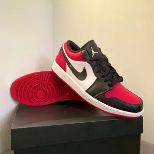 Jordan 1 Low “Bred Toe” | Storlek: 42 | Pris: 2100 (Kan diskuteras) | Helt Nya med Box och Kvitto