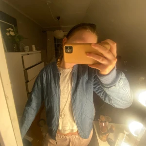 Blå bomberjacka  - Perfekt jacka nu till våren. Modellen är inget en bomberjacka med tvättad blå färg🙌🏼💗Vet tyvärr inte märken då jag köpte på secondhand och ingen lapp sitter på!!