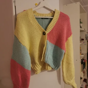 Färgglad kofta  - En tjock, varm kofta från Gina Tricot i storlek XS, oversized passform 🥰 Köpt 2021 och använd ungefär 3 gånger. / Ingrid 💫
