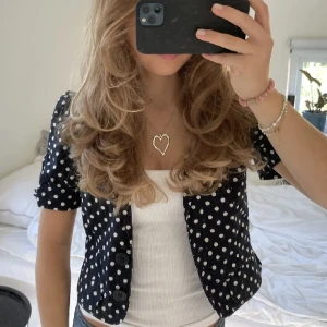 Bolero - Säljer vidare denna bolero som jag köpte här på plick då den tyvärr var för liten för mig!! Lånade bilder från förra ägaren💘💘