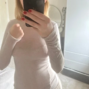 Intimissimi  - Säljer denna fina intimissimi topp pga att jag rensar min garderob. Den är klippt i ena armen då det var ett hål, använt efter det och inget man tänker på. Därav det billiga priset. Ord pris: 449kr