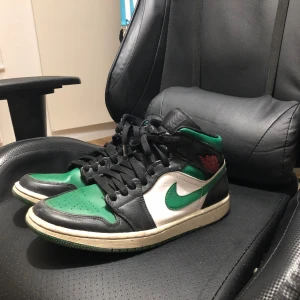 Air jordan 1 mid (grön) - Väldigt bra skick bara sulan som förlorar lite färg i bak, fråga om mer bilder eller pris 👍 