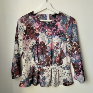 Vacker mönstrad peplumtop/blus strl 36 - Superfin blus/topp med bl.a blommönster från H&M trend. Storlek 36. Sparsamt använd. Trekvartsärmar. Finns i centrala Södertälje eller kan skickas. Kolla gärna mina andra annonser!