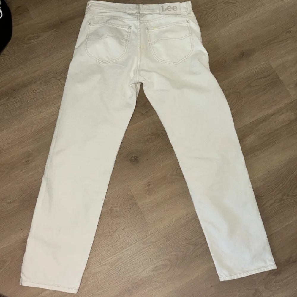 W30 L32. Vita jeans från LEE X hm. Fet Glo gang vibe eller bara typ preppy/grisch.. Jeans & Byxor.