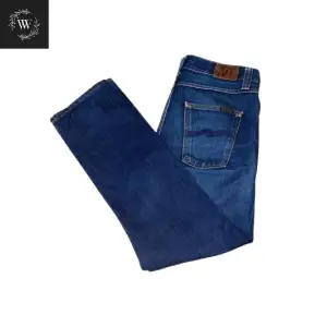 Säljer ett par feta blåa Nudie Jeans | storlek 32/32 | skick 9/10 | knappt använda | dm:a oss gärna om ni har funderingar om byxorna 💯 | modellen är 180 cm och väger 68 kg