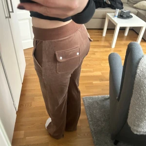 Juicy Couture - Bruna Juicy Couture mjukisbyxor som är i bra skick!!
