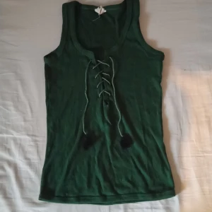 Vintage tröja - Säljer denna jättefina vintage tröjan men en korsett liknande framsida. Skriv vid frågor❤️